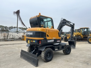 รถขุดไฮดรอลิก Hyundai Robex 60WV5 สีดำ 6 ตัน บุ้งกี๋ 0.21 เมตร เครื่องยนต์ Yanmar แรงบิดสูง รับประกัน 2 ปี ปั๊มมอเตอร์สำหรับงานฟาร์ม - Product Image 4