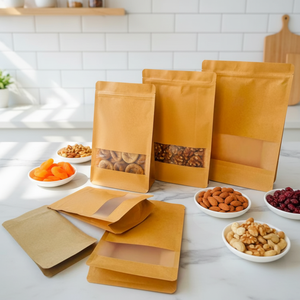 Sacs d'emballage verticaux à fond carré de qualité alimentaire avec fermetures à glissière thermoscellables et fenêtres transparentes en stock pour les noix, les aliments pour animaux de compagnie et les collations - Product Image 1