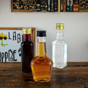 <span class=keywords><strong>Mini</strong></span> Nhựa Chai Rượu Vang Bán Buôn 50Ml Vít Nắp Phong Cách Cổ Điển Tăng Cường Cho Màn Hình In Ấn Cho Whisky Rượu Nước Trái Cây Đồ Uống - Product Image 3