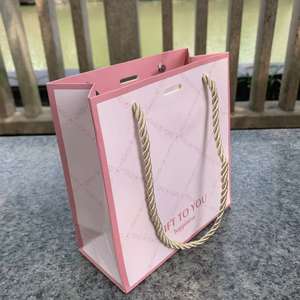 Bolsa de Papel Kraft Ecológica de Lujo, Recién Llegada, con Laminado Mate, Gruesa y Resistente, para Ropa, Compras, Regalos, con Logotipo, Color Rosa - Product Image 1