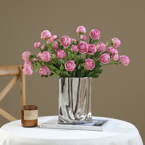 Fleur <span class=keywords><strong>de</strong></span> Renoncule Artificielle Rouge Réaliste Faite à la Main à 3 Têtes pour la Fête des Mères et la Décoration <span class=keywords><strong>de</strong></span> Table <span class=keywords><strong>de</strong></span> Remise <span class=keywords><strong>de</strong></span> Diplôme – Vente en Gros - Product Image 1
