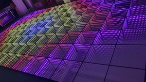 أرضية رقص ملونة لاسلكية DMX LED مغناطيسية للإيجار IP30 للفنادق والمناسبات مادة متينة من الزجاج والكمبيوتر - Product Image 6