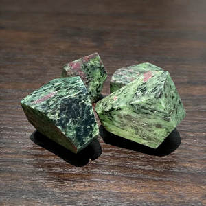 Ornement sculpté en cristal de zoïsite avec rubis de haute qualité, forme libre, pour la décoration intérieure et le Feng Shui (vente en gros) - Product Image 2