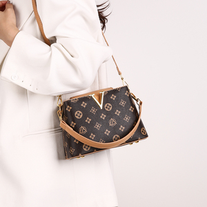 耐用的几何印花图案手提包女式方形肩包，带V标志，由聚氨酯材料制成，内衬聚酯纤维 - Product Image 6