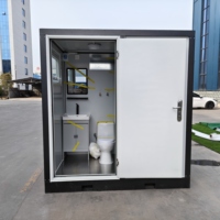 Cabine de toilette préfabriquée moderne avec structure en acier, salle de bain avec douche et lavabo en céramique pour site de glamping et parc public