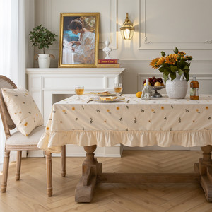 Tovaglia Rotonda in Cotone 100% Stile Nordico con Ricami Floreali e Orlo Arricciato, Colore Crema, Vendita all'Ingrosso - Product Image 1