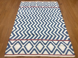 Tapis en coton tissé à la main, bleu foncé, vagues en zigzag, bordures latérales en diamant, lignes rouges accentuées, moderne, décoratif, écologique, prière, pique-nique - Product Image 2