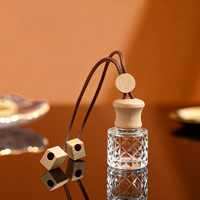 Diffuseur de parfum de voiture suspendu de luxe à texture diamantée 8 ml, flacon diffuseur d'arôme automobile en verre avec couvercle en bois