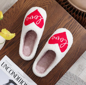 Chaussons d'intérieur en peluche tendance 2025 – Doux, confortables, motif cœur, pour couple, légers, avec massage pour hommes et femmes - Product Image 4