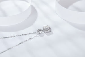 Collar con Colgante de Moissanita Corte Cojín, Chapado en Oro Blanco y Rodio, Joyería Unisex - Product Image 3