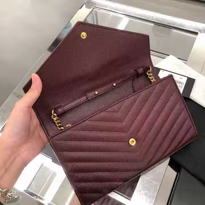 สีแดงเข้ม