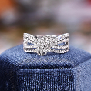 Anello a Strati con Fiocco Elegante per Donne, Gioiello da Dito alla Moda - Product Image 1