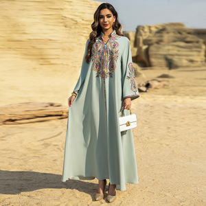 Robe délicate à col en V brodée, vêtements islamiques du Moyen-Orient, motif floral, tissu crêpe, robe ample de Dubaï, style turc - Product Image 2