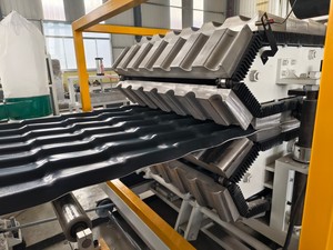 Machine d'extrusion de plaques de toiture en PVC, extrudeuse de plastique ASA U-PVC pour tuiles de toit ondulées colonialles vernissées - Product Image 2