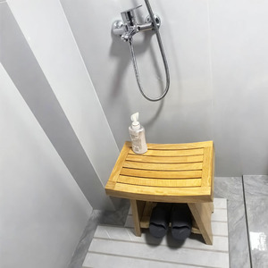 Tabouret de salle de bain incurvé en teck avec espace de rangement, siège de douche en bois massif 44x30,5x46cm, banc de bain multifonctionnel - Product Image 3