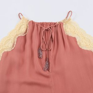 <span class=keywords><strong>เสื้อ</strong></span>ครอปคอ halter สีสันตัดกัน <span class=keywords><strong>ผ้า</strong></span><span class=keywords><strong>ซาติน</strong></span> เงางาม รุ่นใหม่สำหรับผู้หญิง SHENZHU คอลเลคชั่นฤดูใบไม้ผลิ 2024 ดีไซน์ทันสมัยและใช้งานได้หลากหลาย (5107254) - Product Image 6