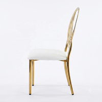 Chaise de salle à manger de mariage moderne avec cadre en acier doré, coussin blanc de luxe et dossier incurvé, idéale pour hôtel