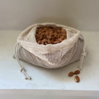 Sac à cordon en maille beige lavable avec logo tissé personnalisé pour cadeaux, jouets et fruits - Vente en gros