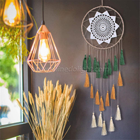 Décoration d'intérieur Attrape-rêves faits à la main avec pompon, suspension murale en macramé, attrape-rêves pour chambre à coucher avec ornement en plumes et pompon