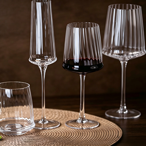 Calice di Lusso Personalizzato Trasparente con Strisce Semplici, in Cristallo, per <span class=keywords><strong>Vino</strong></span> Rosso, con Stelo a Tacco Alto, Stile Country, Fatto a Mano - Product Image 1