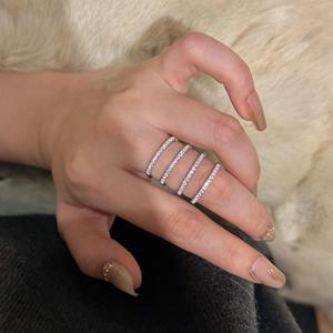 Anillo de Diamantes Pequeños Románticos para Mujer, Plata de Ley S925, Anillo Minimalista de Media Luna Apilable con Diamantes Rotos - Product Image 1