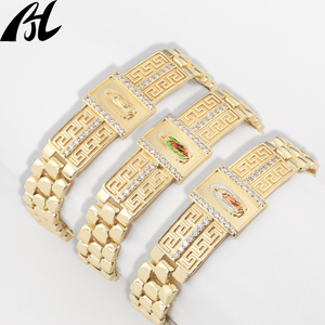 Set di Bracciali H1008 con Catena Cubana Dorata, Medaglie Smaltate della Vergine di Guadalupe e dei Santi, Design a Chiave Greca con Accenti in Cristallo - Product Image 3