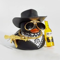 Mini canards en caoutchouc amusants jaunes et noirs, jouets de bain en gros avec collier, lunettes de soleil, pistolet et bouteille