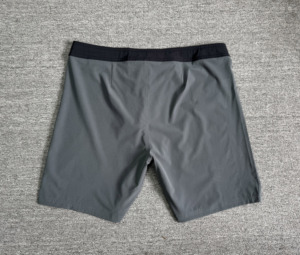 Shorts de sport pour homme à séchage rapide, gris uni, taille élastique, mi-longueur, en nylon et élasthanne tricoté, shorts de boxe, boardshorts - Product Image 5