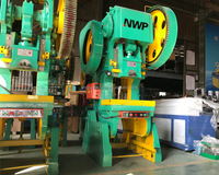 Machine à poinçonner les angles de tôles pour la fabrication de coins de conduits carrés, avec moteur et pompe mécaniques