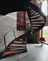 Escalier Courbé Artistique Nouvelle Conception en Promotion avec Verre Trempé/Fer Forgé/Garde-corps à Câbles, Marches en Marbre ou Bois pour Villa