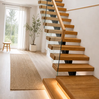 Escalier flottant intérieur avec marches en bois, balustrade en verre, poutre simple, éclairage LED, design moderne pour maison