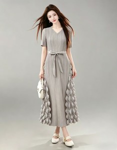 Abito <span class=keywords><strong>Lungo</strong></span> Elegante da Donna con Pieghe, Collo a V, <span class=keywords><strong>Maniche</strong></span> <span class=keywords><strong>Corte</strong></span>, Cintura in Vita, Dettaglio Laterale 3D a Bolle Intrecciate, Colore Beige - Product Image 4