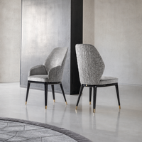 Chaise de salle à manger moderne de luxe gris, rembourrée, dossier haut sculptural, pieds noirs, embouts dorés, chaise d'appoint contemporaine