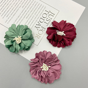 Accessoire de cheveux en tissu 3D fait main, fleur de 5 cm avec centre en perle d'imitation, broche de mariage, décoration de bijoux DIY - Product Image 3