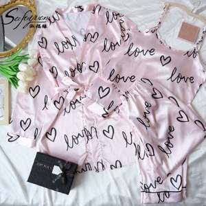 Sfy-y5062 Prix d'usine Ensemble pyjama en satin 3 pièces imprimé cœurs roses avec robe, gilet et short pour femmes – Nuisette et pyjama pour adultes - Product Image 1