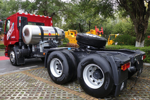 Venta al por mayor Dongfeng Chenglong 480hp 6X4 LNG tractor camiones de carga coches usados coches de segunda mano - Product Image 4