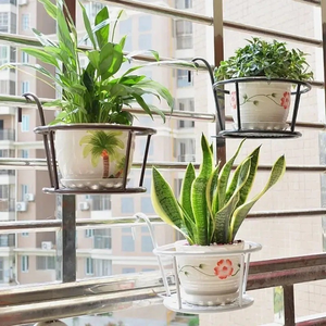 Macetas de valla de Metal colgantes de arte del <span class=keywords><strong>hierro</strong></span> con soporte sobre el riel para decoración de jardín al aire libre maceta cestas colgantes - Product Image 4