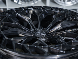 关于乘用车的新设计，为宝马X5定制带拉丝深黑色和可定制帽的单块锻造车轮 - Product Image 6