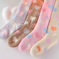 Chaussettes longues en polaire douce et moelleuse pour femmes, en polyester, épaisses pour l'hiver, avec motif de dessin animé, antidérapantes, respirantes, pour un usage quotidien
