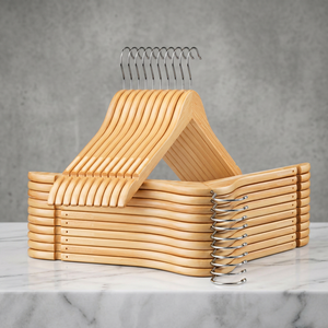 Cintres en bois premium avec barre, en bois massif, pour présentation et rangement de vêtements, écologiques, logo personnalisé - Product Image 1