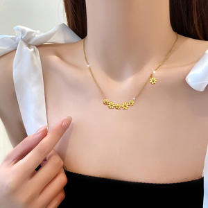 Collar con Colgante de Flor Delicado, Cadena de Aleación de Zinc con Cuentas y Dijes de Margarita Esmaltados, Joyería Moderna Chapada en Oro de 18K para Mujeres y Niñas - Product Image 1