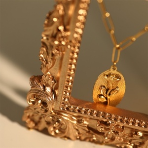 Collar con Colgante de Flor de Rosa 3D en Acero Inoxidable Chapado en Oro, Estilo Romántico Vintage con Cadena de Serpiente para Mujer - Product Image 5
