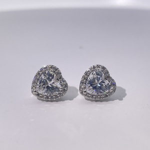 Boucles d'oreilles clous en forme de cœur en zircon blanc plaqué or classique et élégant pour femmes Tianyu Gems - Product Image 3