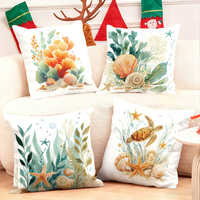 Coussins décoratifs sur le thème de l'océan avec des motifs de tortues marines corallines et d'étoiles de mer pour une décoration intérieure confortable