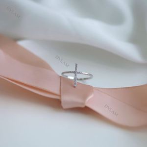 Anillo Cruzado Dylam S925 de Plata de Ley con Baño de Oro Blanco, Zirconia Cúbica 5A, Pavé Lateral, Anillo Cruzado Personalizado de Calidad Unisex - Product Image 5