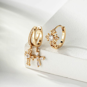 Großhandel Vergoldete Creolen Schmuck Bling Diamant Kreuz Anhänger Tropfen-Creolen Modische Ohrringe für Frauen - Product Image 1