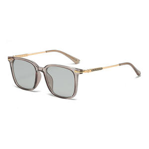 Gafas de Sol Qianai con Marco Cuadrado, Protección UV400 Tipo 3, Lentes AC con Diseño de Escamas en Negro Brillante, Naranja y Gris, para Mujer - Product Image 4