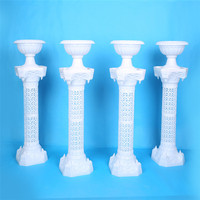 Witte grotere betonnen holle Romeinse zuilvormige plastic bloemstandaards voor bruiloftdecoratie evenementen looppad bloempilaar