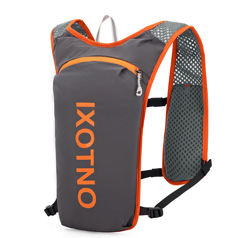 Gris oscuro con naranja -