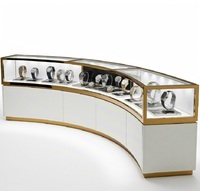 Comptoir d'exposition de montres incurvé de luxe sur mesure, vitrine en verre en acier inoxydable doré de qualité supérieure pour boutique de montres et de bijoux haut de gamme